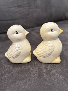 Rare Find Vintage Chicks Salt & Pepper Ceramic Shakers Light Yellow Made N Japan